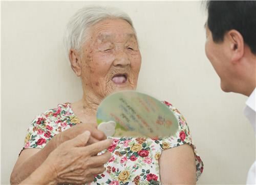 충북 괴산군 소수면 장수마을에 사는 윤을순(102) 할머니가 마을 경로당에서 꽃무늬 상의를 입고 부채질을 하며 더위를 식히고 있다. 연합뉴스