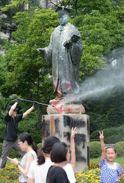 31일 서울 서대문구 이화여자대학교 본관 앞에서 학생들에 의해 훼손된 초대총장 김활란 박사 동상을 직원들이 세척하고 있다.왕태석기자 kingwang@hankookilbo.com