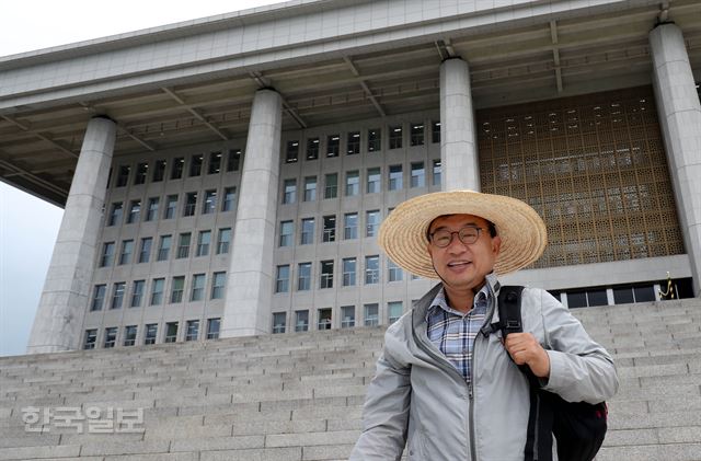 지난달 27일 오전 이정현 의원이 밀짚모자를 쓰고 서울 여의도 국회 본청을 나서고 있다. 서재훈 기자 spring@hankookilbo.com