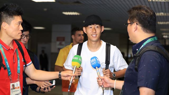 올림픽축구대표 손흥민이 31일 오후(현지시간) 브라질 바이아 주 사우바도르 데푸타도 루이스 에두아르도 마갈레스 국제공항에서 취재진의 질의에 답하고 있다. 손흥민의 합류로 신태용호가 완전체가 됐다. 올림픽축구 대표팀은 오는 4일 사우바도르 Fonte Nova Arena(아레나 폰치노바)에서 피지전, 7일 독일전, 10일 브라질 브라질리아 Mane Garrincha Stadium(마네 가린샤 경기장)에서 멕시코전을 치를 예정이다.상파울루=올림픽사진공동취재