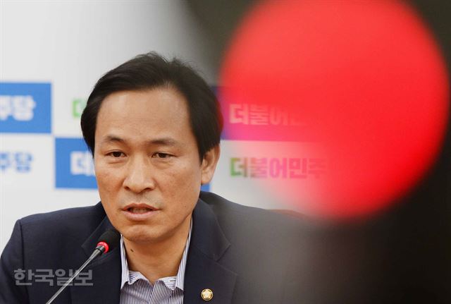 우상호 더불어민주당 원내대표가 지난달 31일 국회에서 김영란법 등 정국현안에 대한 입장을 밝히고 있다. 오대근기자 inliner@hankookilbo.com