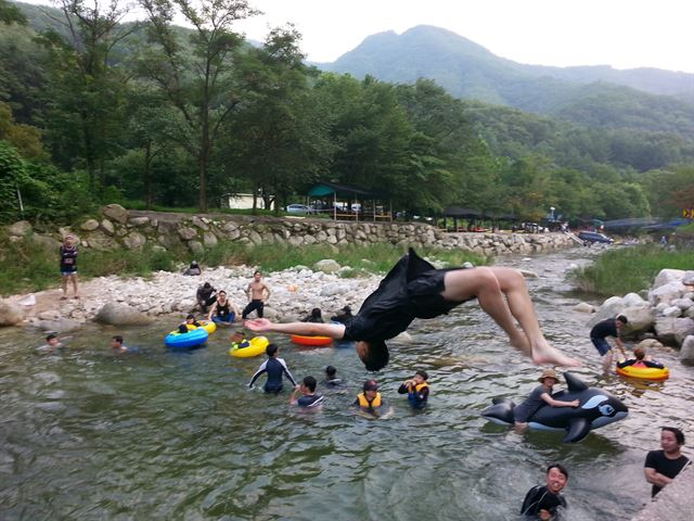 장마가 끝나고 폭염이 계속되면서 전국 곳곳에 열대야까지 나타나고 있다. 본격적인 휴가철과 주말이 겹친 30일 백운계곡을 찾은 피서객들이 물놀이에 여념이 없다. 연합뉴스