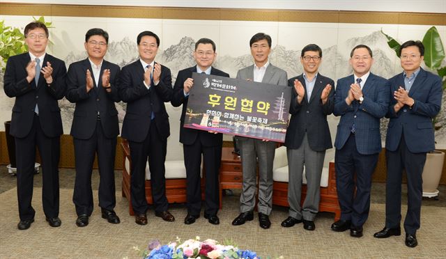 충남도와 한화그룹은 1일 도청에서 '한화와 함께 하는 중부권 최대 불꽃축제' 개최를 약속하는 '제62회 백제문화제 후원 협약'을 체결했다. 오른쪽서 네번 째부터 안희정 지사, 김신연 한화이글스 대표. 충남도 제공 /2016-08-01(한국일보)