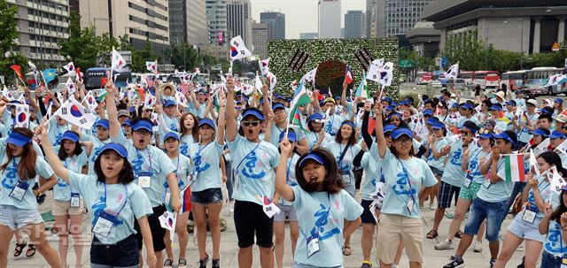 재외동포재단 초청연수에 참가한 전 세계 26개국 212명의 재외동포 대학생들이 1일 오후 서울 광화문 광장에서 모국의 평화와 통일을 기원하며 태극기와 거주국 국기를 흔들며 퍼포먼스를 하고 있다.배우한기자