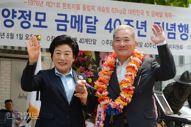 1일 오후 부산 중구 동광동 40계단에서 광복 이후 올림픽 첫 금메달을 딴 양정모(62ㆍ오른쪽)의 올림픽 메달 획득 40주년 기념 행사가 열렸다. 사진은 김은숙 부산 중구청장(왼쪽)과 기념촬영 장면. 부산=전혜원 기자