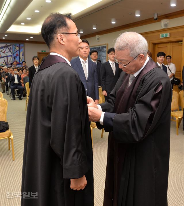 1일 서울 서초동 대법원에서 열린 신임 법관 임명식에서 양승태 대법원장이 신임법관에게 법복을 입혀 주고 있다. 신상순 선임기자