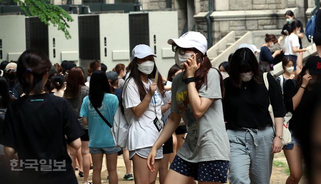 이화여대 학생들이 직장인 대상의 단과대학 설립을 반대하며 서울 서대문 대학 본관에서 농성을 벌이고 있는 1일 오후 본관 후문쪽에서 학생들이 대기하고 있다. 서재훈기자