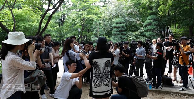 이화여대 학생들이 직장인 대상의 단과대학 설립을 반대하며 서울 서대문 대학 본관에서 농성을 벌이고 있는 1일 오후 본관 후문 근처에서 학생들이 취재진 질문에 답하고 있다. 서재훈기자 spring@hankookilbo.com