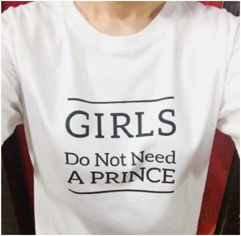 18일 김자연 성우가 자신의 트위터 계정에 'Girls do not need a prince’라는 티셔츠를 입고 올린 ‘인증샷’ 사진. 트위터 캡쳐