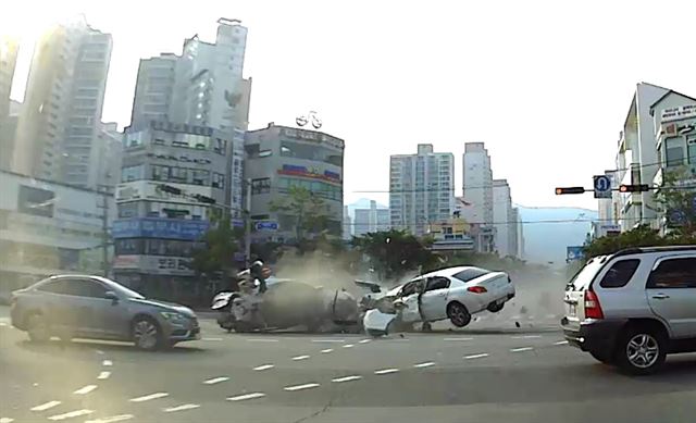 지난달 31일 부산 해운대문화회관 사거리에서 중앙선을 침범한 푸조 차량(왼쪽에서 두번째)이 횡단보도를 건너던 보행자를 친 뒤 교차로로 진입하던 택시와 승용차를 들이받는 등 7중 추돌 사고를 냈다. 이 사고로 횡단보도를 건너던 모자 등 3명이 숨지고 14명이 다쳤다. 부산=연합뉴스