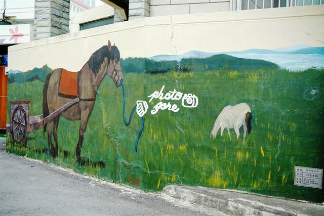 달빛을 따라 제주시 원도심 골목골목 누비며 제주의 속살을 체험하는 특별한 올레길이 열린다. 사진은 달빛올레 코스 중 하나인 남수각 벽화마을. ㈔제주올레 제공.