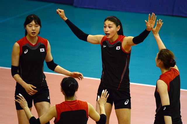 대한민국 여자배구 대표팀의 주포 김연경이 2일(한국시간) 브라질 리우데자네이루 티주카 테니스 클럽에서 열린 이탈리아와 연습경기에서 득점한 뒤 환호하고 있다. 리우=뉴스1