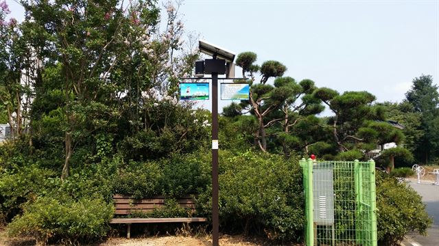 논산시가 노성산에 설치한 금연 전자동 안내시스템. 논산시 제공/2016-08-02(한국일보)