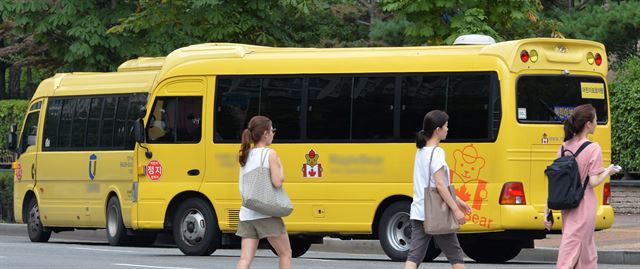 2일 서울 송파구에서 짙은 틴팅(선팅)이 된 어린이 통학차량들이 운행되고 있다. 뉴스1