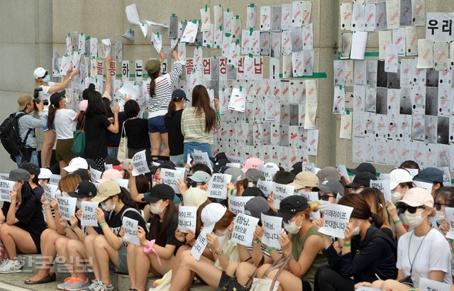 이화여대 학생들이 학교에서 추진하는 '미래라이프 대학(평생교육 단과대학 지원사업)' 설립을 반대하며 농성을 벌이고 있는 가운데 2일 오후 서울 서대문구 이화여대 정문 입구 에서 졸업생 들이 졸업장 반납 시위에 참석 550여장의 졸업장을 벽에 붙이고 있다. 신상순 선임기자 ssshin@hankookilbo.com