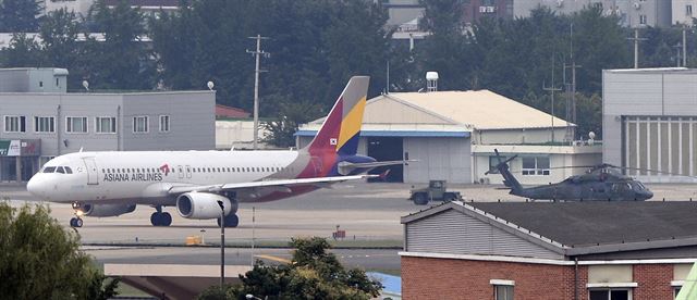 K2 군공항과 통합이전이 추진 중인 대구공항 계류장에 민항기가 서 있다. 뉴시스