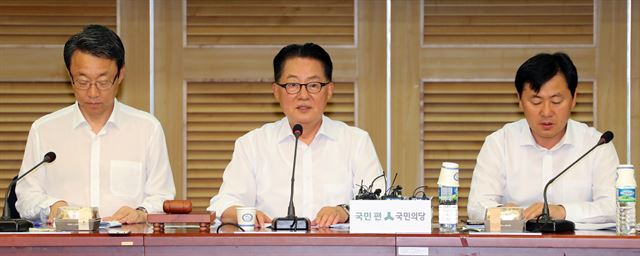 박지원 국민의당 비상대책위원장 겸 원내대표가 2일 국회 의원회관에서 열린 의원총회에서 "박근혜 대통령이 성주를 방문해 성주 국민의 목소리를 들어주실 것을 제안한다"고 촉구하고 있다. 연합뉴스