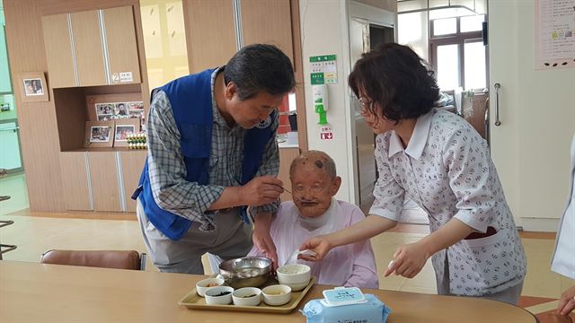 김무성 전 새누리당 대표가 2일 전남 고흥군 소록도병원을 찾아 환자에게 밥을 먹여주고 있다. 고흥=정승임 기자 choni@hankkokilbo.com