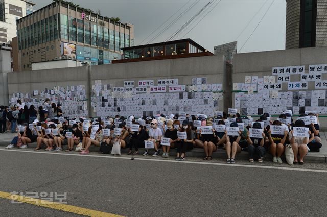 이화여대 학생들이 학교에서 추진하는 '미래라이프 대학(평생교육 단과대학 지원사업)' 설립을 반대하며 농성을 벌이고 있는 가운데 2일 오후 서울 서대문구 이화여대 정문 입구 벽에서 졸업생 200여명이 550여장의 졸업장을 붙이고 있다. 신상순 선임기자 ssshin@hankookilbo.com