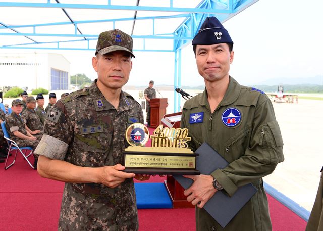 류영관 16전투비행단장이 창단 40주년을 맞아 202대대 4만 시간 무사고 기록 수립 참모총장 부대표창을 전달하고 있다. 16전비 제공