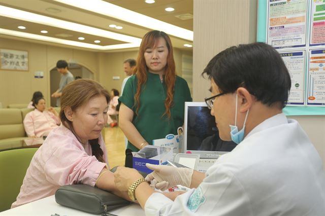 러시아 의료관광객이 3일 계명대 동산의료원에서 종합건강검진에 필요한 채혈을 하고 있다. 계명대 동산의료원 제공