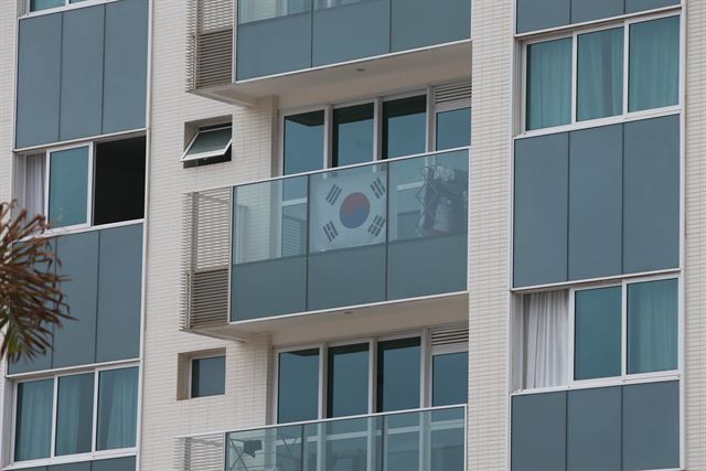 2일 오후 (현지시간) 리우데자네이루 올림픽을 앞두고 선수촌 미디어 투어 행사를 열었다. 대한민국 태극기가 한국 선수단 숙소에 내걸려있다. 대한체육회를 통한 태극기가 수송이 늦어져 아직 대형 태극기는 내걸리지 않았다./2016. 8.2./리우데자네이루=올림픽사진공동취재단