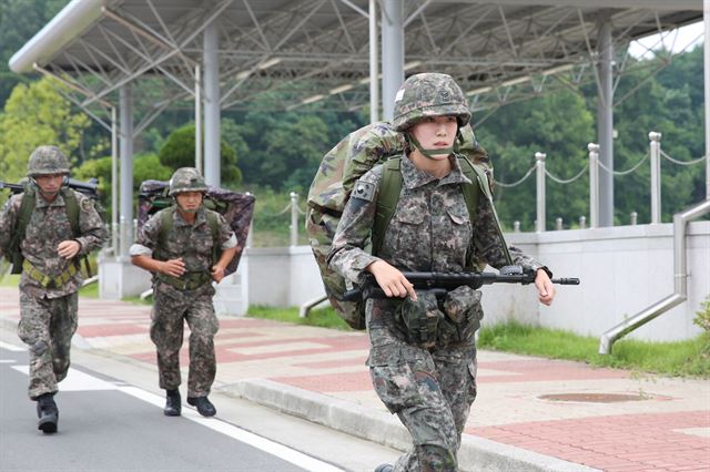 육군39보병사단 정비근무대 소속 이정빈(28ㆍ여) 중사가 특급전사 측정과목인 10㎞ 급속행군을 하고 있다. 푹푹 찌는 더위에 이를 악물고 체력측정에 임한 이 중사는 “동료들의 응원이 큰 힘이 됐다”고 말했다. 39사단 제공