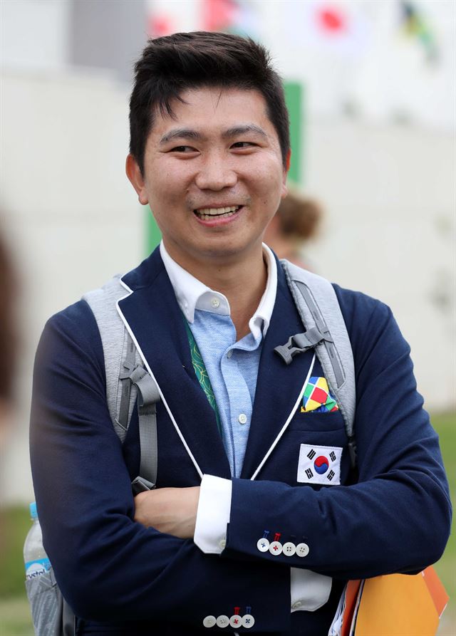 리우올림픽 한국 선수촌에서 3일 열린 미디어투어에서 IOC 선수위원에 출마한 유승민이 취재진과 대화를 하고 있다. 리우=뉴시스