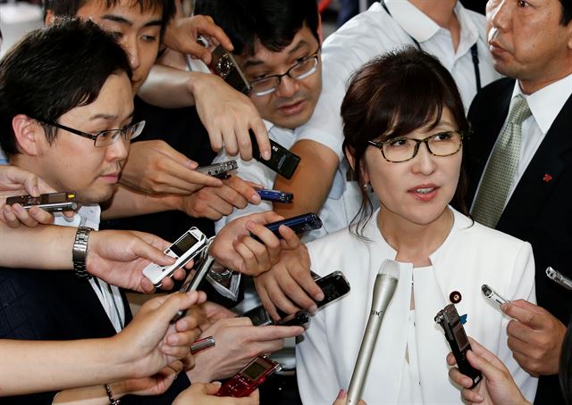 일본 신임 방위상에 내정된 이나다 도모미 자민당 정조회장이 3일(현지시간) 도쿄에서 아베 총리와 회동을 마친 후 기자들에 둘러쌓여 있다. 이나다 도모미 신임 방위상은 '독도는 일본땅'이라고 주장하는 대표적인 정치인이며 지난 2011년 독도 영주권을 주장하는 의원들과 울릉도 방문을 시도하다 거센 항의 속에 입국이 거절되기도 했었다. 로이터 뉴스1