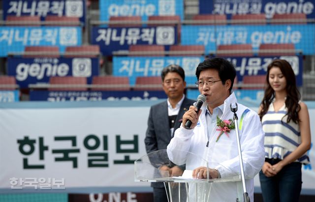 [저작권 한국일보]44회 봉황대기 전국고교야구대회가 열린 3일 오후 경기도 수원케이티위즈파크에서 수원 장안고와 서울 배명고의 경기. 염태영 수원시장이 인사말을 하고 있다. 서재훈기자 spring@hankookilbo.com