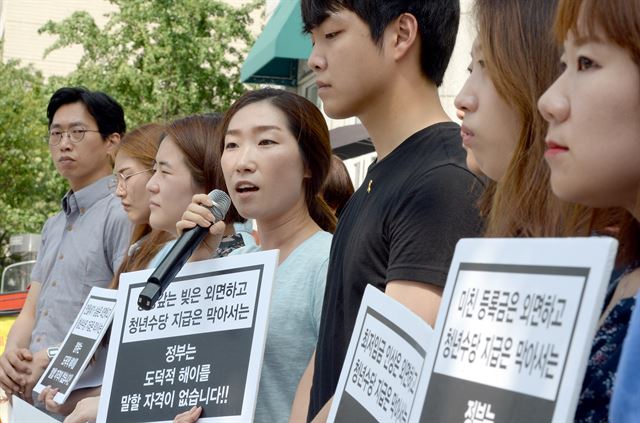 11개 청년단체와 청년수당 당사자들이 3일 서대문구 사회보장위원회 앞에서 복지부 청년수당 시정명령에 관하여 집회를 열고 시정명령 결정을 강력하게 비판하고 있다.왕태석기자 kingwang@hankookilbo.com