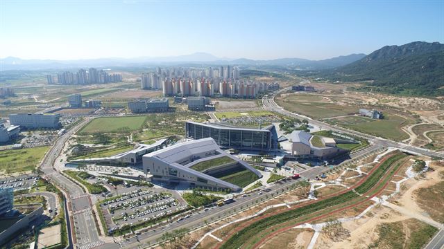 충남도청 등이 이전한 내포신도시 주민 1만6,600여명이 신도시 인근 축사 악취 때문에 폭염에도 창문을 열지 못하는 고통을 겪고 있다. 사진은 신도시 내 충남도청과 아파트단지