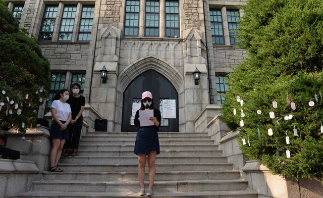 3일 오후 이화여대 본관 앞에서 미래라이프대 사업(평생교육 단과대학) 철회를 촉구하며 본관 점거농성 중인 이화인 대변인이 "총장이 학생들 앞에서 직접 '전면폐지'를 공개 발표하고 공문으로 확실히 전달할 것"을 요구하며 공식적인 철폐절차가 끝날때까지 농성을 이어가겠다고 밝히고 있다. 이화여대는 이날 긴급 교무회의를 열고 미래라이프대 사업을 전면 철회키로 결정했다.오대근기자 inliner@hankookilbo.com