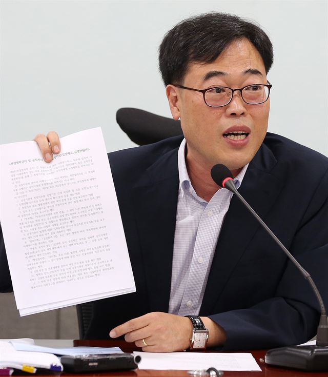 김기식 더불어민주당 전 의원이 2일 여의도 국회 의원회관에서 김영란법 관련 기자간담회를 열고 있다. 뉴스1