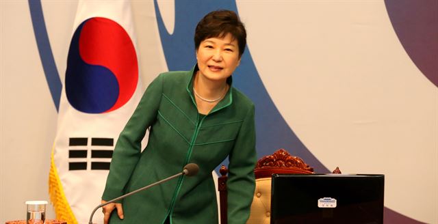 박근혜 대통령이 2일 오전 청와대에서 열린 국무회의에서 참석하고 있다. 청와대사진기자단