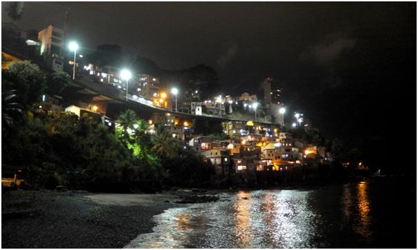 공연장 바로 옆, 파벨라(Favela, 빈민촌)의 불빛이 바닷물에 찰랑댄다.