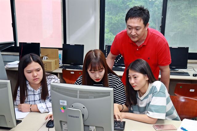 단국대 정보보안전문가 진로체험 프로그램에 참여한 고교생들이 암호해독 실습을 하고 있다. 단국대 제공