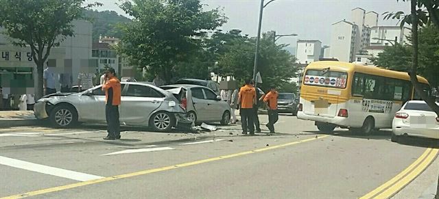 4일 오전 11시 35분께 경기도 용인시 수지구 한 내리막길 도로에서 운전자 없이 마을버스 1대가 아래로 굴러내려 가면서 행인 1명을 치고, 다른 차량 여러 대를 잇달아 추돌했다. 이 사고로 행인 1명이 숨졌고, 차량에 타고 있던 6명이 부상했다. 사고가 난 현장 모습. 연합뉴스