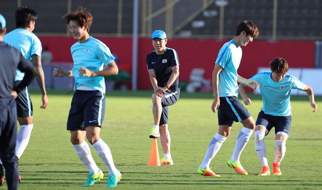 신태용(가운데) 올림픽대표팀 감독이 2일 브라질 사우바도르 마노엘 바라다스 경기장에서 선수들의 훈련을 지켜보고 있다. 사우바도르=올림픽사진공동취재단