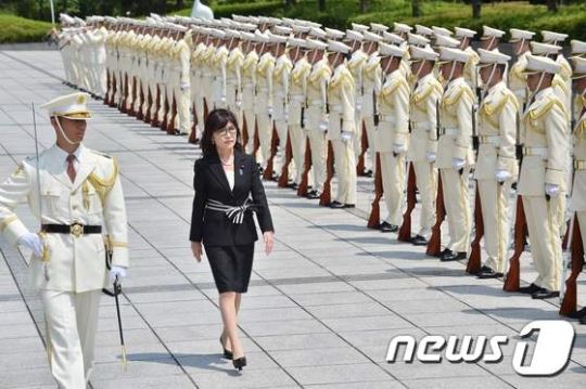 일본의 이나다 도모미(田朋美) 신임 방위장관이 4일 도쿄에 있는 방위성에서 열린 환영식에서 의장대를 사열하고 있다. 이나다 장관은 과거 행정개혁장관 재직 시절은 물론, 국회의원으로서도 매년 제2차 세계대전 당시 'A급 전범'들이 합사돼 있는 야스쿠니 신사를 참배해왔다. (도쿄 AFP=뉴스1)