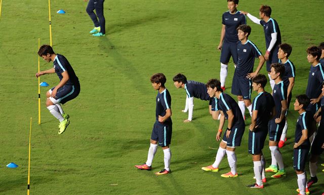 2016년 리우올림픽 남자축구 황희찬, 문창진 등 선수들이 3일 오후(현지시간) 브라질 살바도르 피투아쿠 경기장(Pituacu stadium)에서 피지컬 셔킷 트레이닝을 하고 있다. /2016.8. 03/ 살바도르=올림픽사진공동취재단