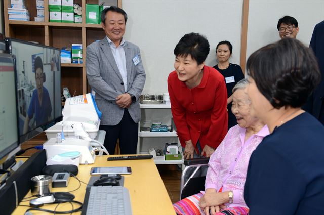 박근혜 대통령이 4일 원격의료 시범사업 기관인 충남 서산효담요양원을 방문해 입주 노인이 원격의료를 이용하는 장면을 참관하고 있다. 서산=청와대사진기자단 한국일보 고영권 기자 youngkoh@hankookilbo.com