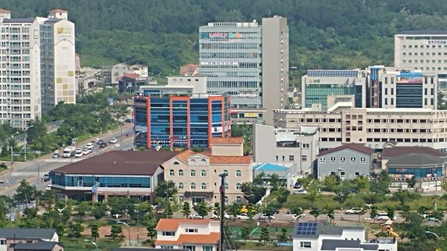 전남 목포 옥암지구 아파트와 주거지에 10층짜리 무인텔이 들어설 예정이여 주민들이 반발하고 있다./2016-08-04(한국일보)