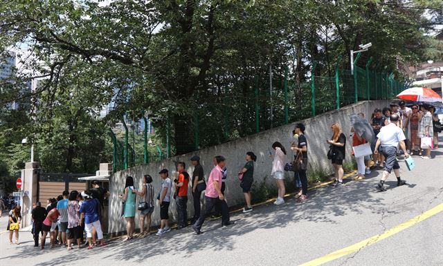 중국이 한국인을 상대로 상용 복수비자 관련 업무를 하던 대행업체의 자격을 취소하면서 4일 오후 서울 중구 주한중국대사관 영사부 앞에 중국 비자를 받으려는 시민들이 장사진을 이루고 있다. 연합뉴스