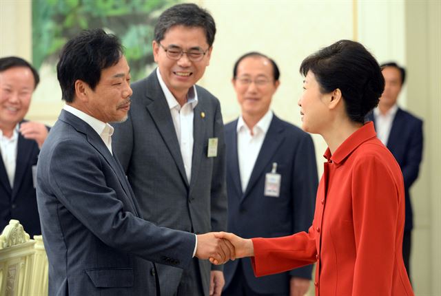 박근혜 대통령은 4일 최근 사드 성주배치에 반발하는 지역민심을 달래기 위해 대구 경북지역 새누리당 의원들을 청와대로 초청 설명회를 하기 전 이완영 의원과 악수를 나누고 있다. 청와대사진기자단