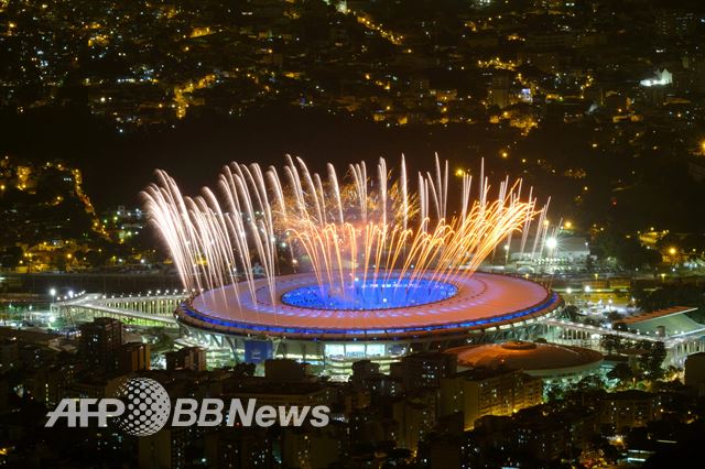 지구촌 최대 축제인 2016 리우올림픽 개막을 이틀 앞둔 4일(한국시간) 브라질 리우데자네이루 마라카낭 주경기장에서 화려한 불꽃놀이 등 최종 리허설이 진행됐다. 리우=AFP 뉴스1