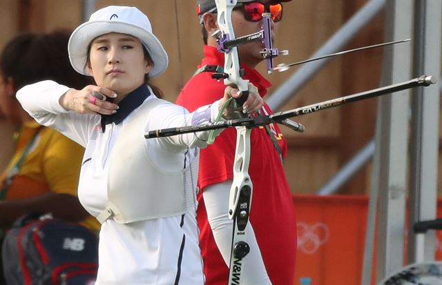 리우올림픽 여자양궁의 기보배가 2일 오후(현지시간) 브라질 리우데자네이루의 삼보드로모 경기장에서 훈련하며 활시위를 당기고 있다. 연합뉴스