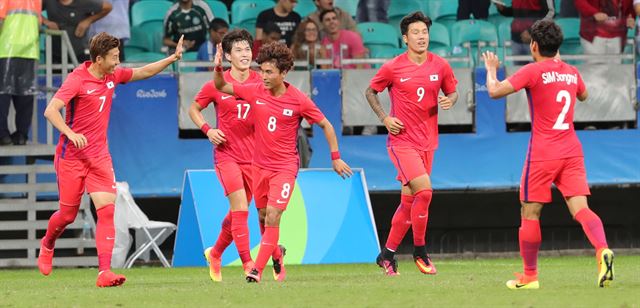 4일 오후(현지시간) 브라질 사우바도르 폰치 노바 아레나에서 열린 축구 조별리그 C조 1차전 한국과 피지와의 경기에서 손흥민이 후반 골에 성공한 후 문창진과 하이파이브 하고 있다. 사우바도르=올림픽사진공동취재단