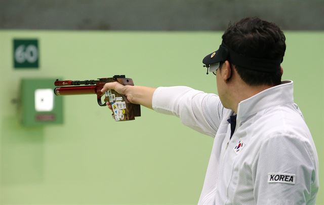 리우데자네이루 올림픽을 하루 앞둔 4일 오후(현지시간) 대한민국 사격 대표팀 진종오 선수가 올림픽 슈팅센터에서 훈련을 하고있다./2016.8.4/리우데자네이루=올림픽사진공동취재단