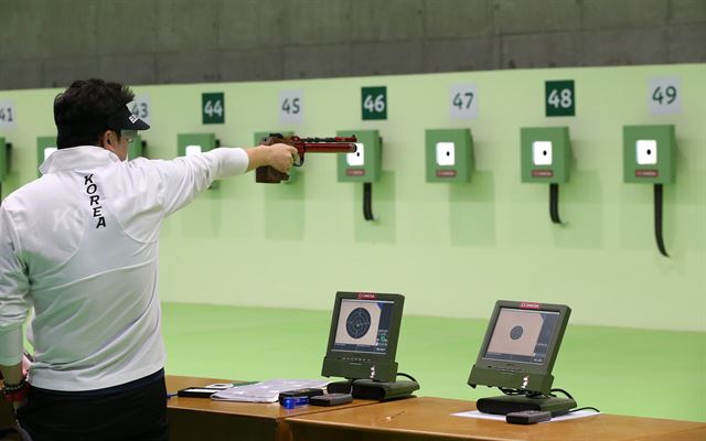 리우데자네이루 올림픽을 하루 앞둔 4일 오후(현지시간) 대한민국 사격 대표팀 진종오 선수가 올림픽 슈팅센터에서 훈련을 하고 있다./2016.8.4/리우데자네이루=올림픽사진공동취재단